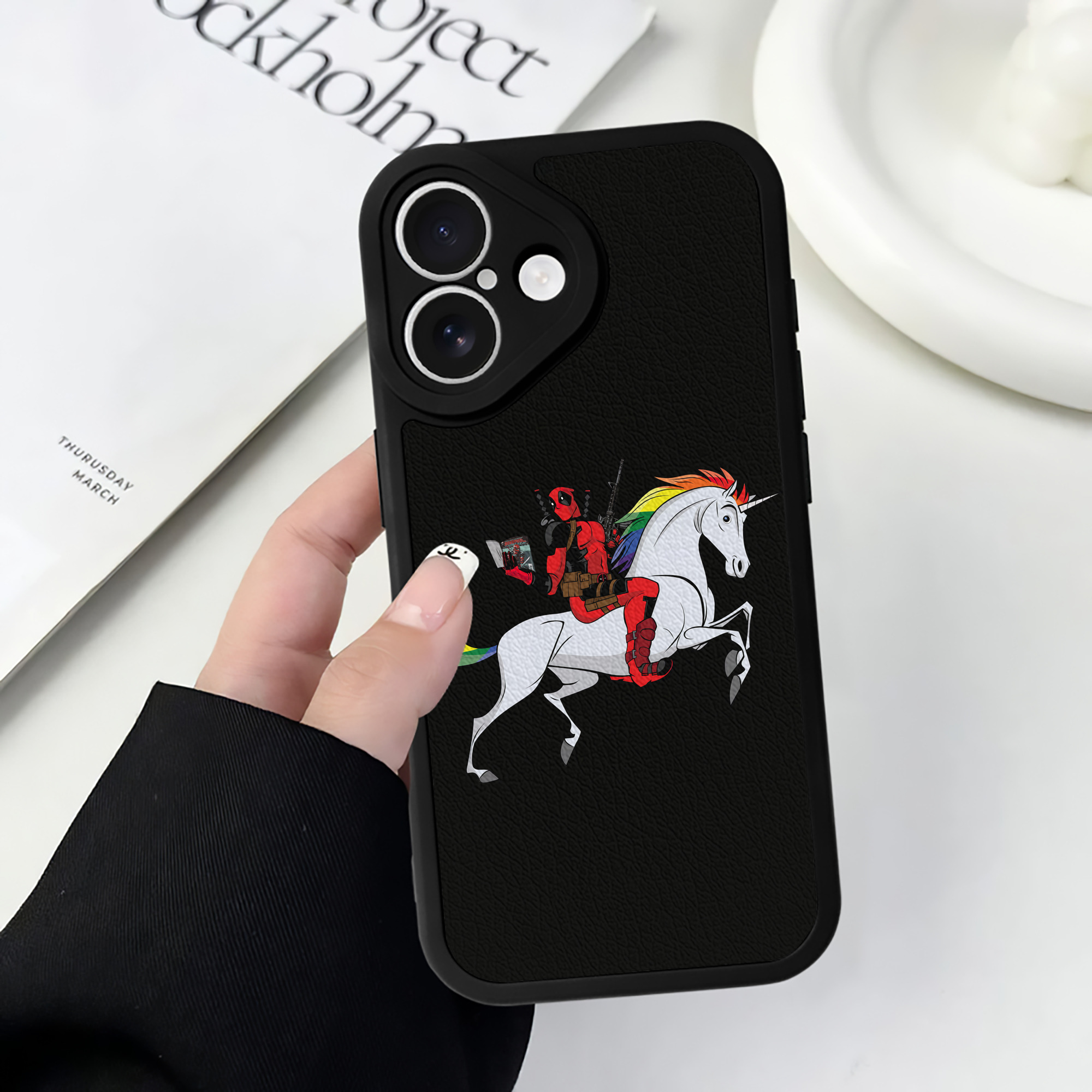 （画像用） Deadpool デッドプール 【iPhone 16シリーズ対応】シリコンスマホケース（レザー調） 材質：シリコン